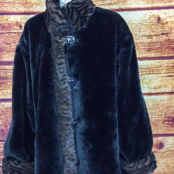 1960s oversized faux fur coat - Picture 3 of 10